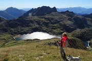 98 Scendendo per labili tracce e a vista verso i Laghi Gemelli